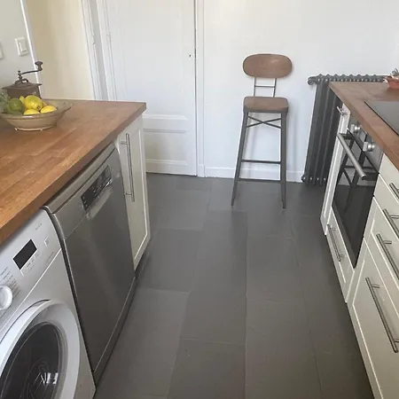 Apartman Floor Steps From The Sea